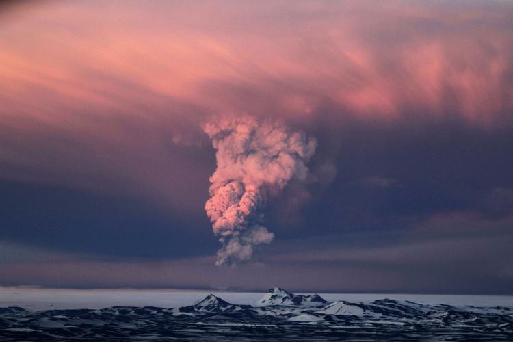 Askesky. Den islandske vulkan Grimsvötn er i udbrud. 