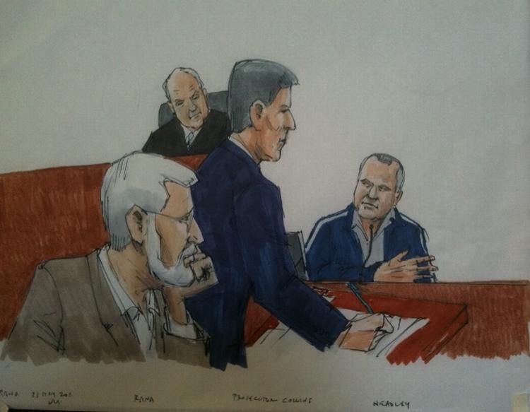 Terrorsag. Anklager Daniel Collins udspørger David Headley, mens Tahawwur Rana og dommer Harry D. Leinenweber følger nøje med. Tegning: L.D. Chukman 