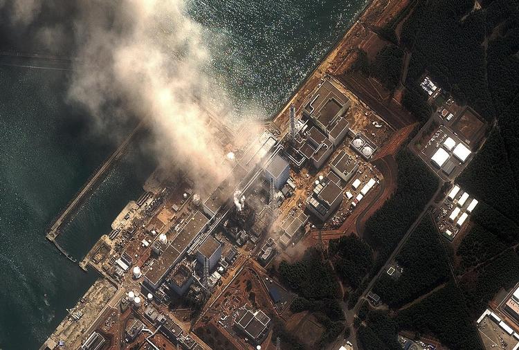 Erkendelse. To måneder efter det kraftige jordskælv og efterfølgende tsunami ramte Japan, indrømmer Tepco, at ikke bare en men tre reaktorer blev ramt af nedsmeltning. 