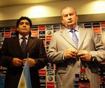 anstrengt. Diego Maradona (tv) fortsætter sine angreb mod lederen af argentinas fodboldforbund, Julio Grondona (th), efter Grondona har påpeget Maradonas problem med stoffer. 
