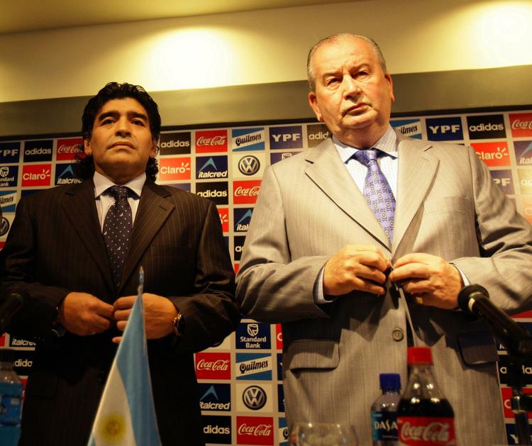 anstrengt. Diego Maradona (tv) fortsætter sine angreb mod lederen af argentinas fodboldforbund, Julio Grondona (th), efter Grondona har påpeget Maradonas problem med stoffer. 