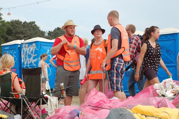 Toiletvagter. Rasmus Brandt (tv) og hans kæreste  Helga Nielsen (i midten) sørger for , at der er toiletpapir nok  på campingpladsens toiletter. 