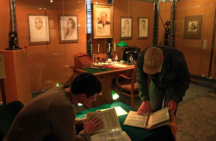 Rødder. En ny udstilling på Den Røde Plads i Moskva dokumenterer angiveligt, at Vladimir Lenin havde jødiske aner. På billedet ses to museumsgæster og i baggrunden står Lenins originale skrivebord. 