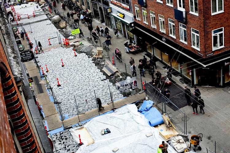 Stensat. Kvadratiske sten i grå og sorte nuancer er nu sat i sirlige mønstre på dele af Købmagergade. Men der er bogstaveligt talt stadig lang vej igen. 