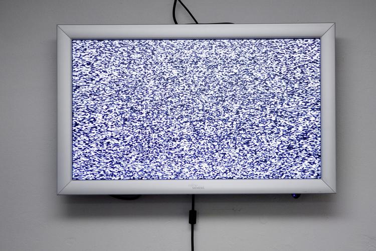 TV. »Hvem oplever ikke, at jo mere mediebåren uvirkelighed man hælder i sig, jo sværere bliver det at holde sig åndeligt ædru«, skriver Anita Bay Bundegaard. 