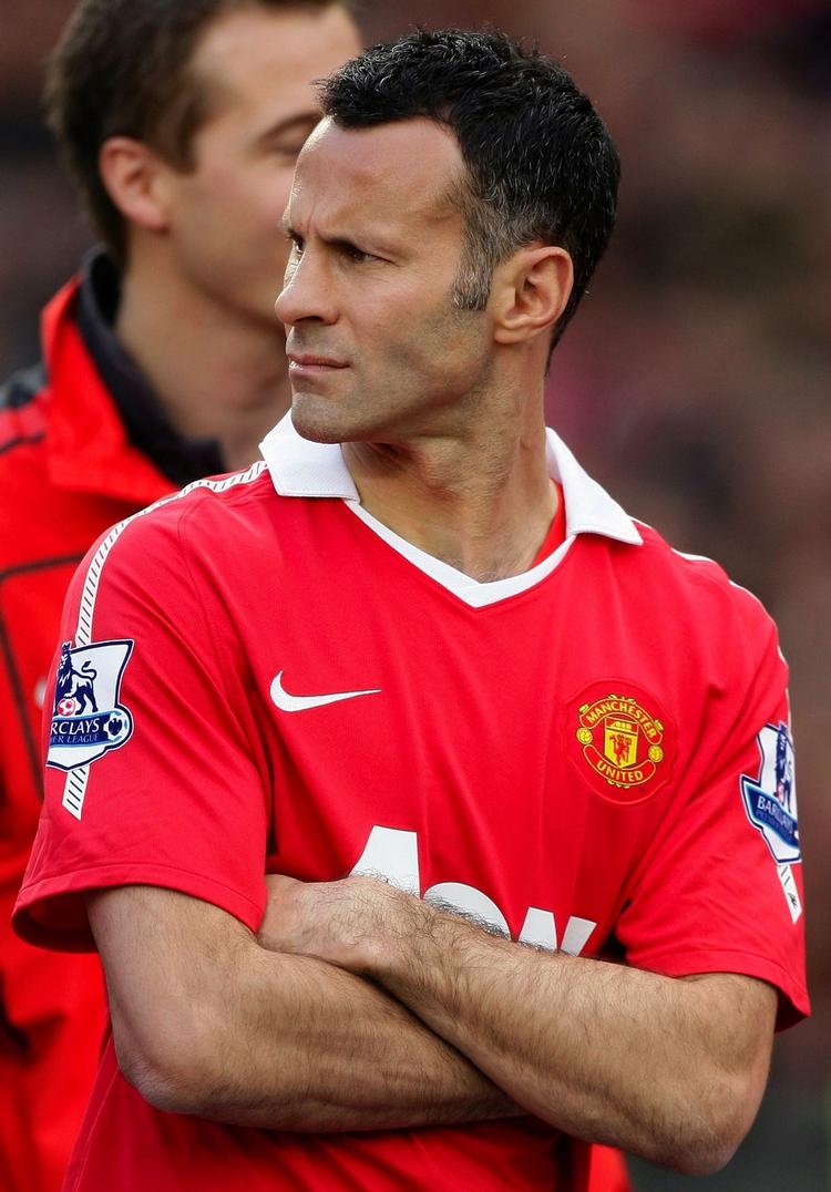 affære. Selv om Ryan Giggs har fået et navneforbud i utroskabssag ved retten, har Twitter-brugere afsløret spilleren, som siden har måttet høre smædesange om sagen, når han spillede for Manchester United. 
