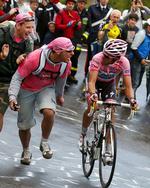 ubegrundet. Alberto Contador har måttet lægge ryg til både jubelbrøl og pibekoncerter på turene op ad tinderne i Giro d'Italia. 