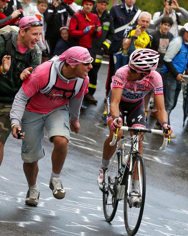 ubegrundet. Alberto Contador har måttet lægge ryg til både jubelbrøl og pibekoncerter på turene op ad tinderne i Giro d'Italia. 