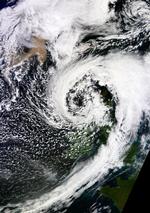 askefare. Satellitfoto fra Skotland viser askeskyen (det beige område til venstre) på vej ned over de britiske øer. 