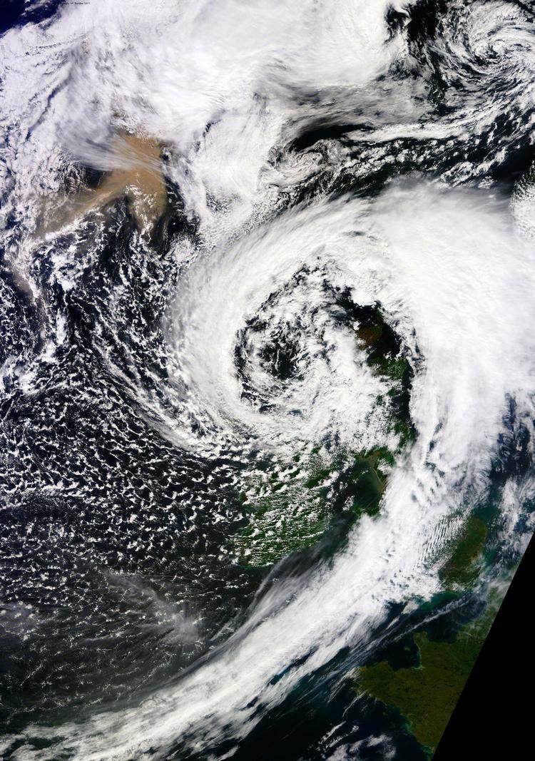 askefare. Satellitfoto fra Skotland viser askeskyen (det beige område til venstre) på vej ned over de britiske øer. 