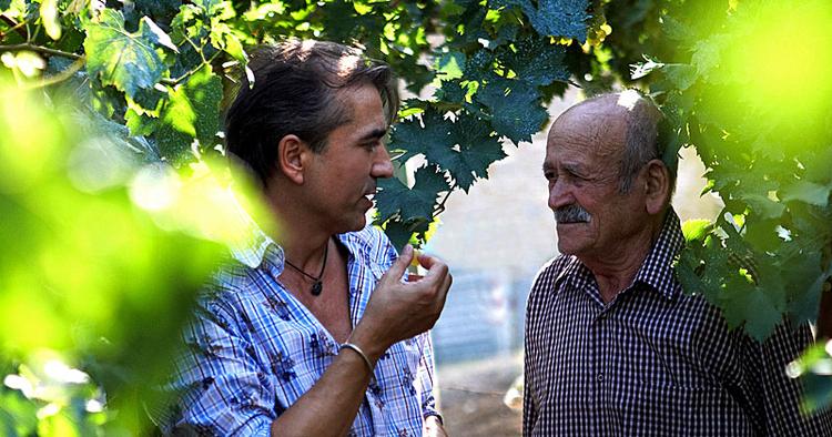 SMAG. Manden bag Michelin-restauranten Era Ora, Elvio Milleri, ses her i en vinmark sammen med en af restaurantens leverandører. 