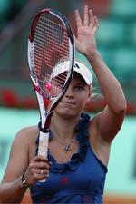 favorit. Caroline Wozniacki hilser på publikum efter gårsdagens hurtige åbningssejr i French Open. 
