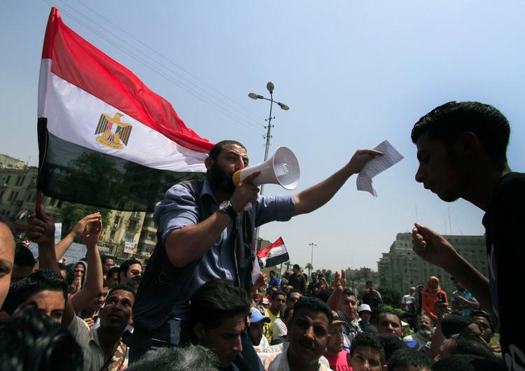 Opråb. Demonstranter på Tahrir-pladsen i Cairo krævede fredag Mubarak og hans familie retsforfulgt. 