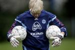 mudderkastning. Kasper Schmeichel fik ikke noget smukt exit fra Leeds United. Og klubben fortsætter med at svine danskeren til. 