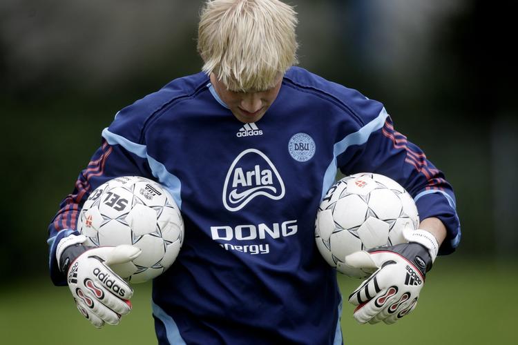 mudderkastning. Kasper Schmeichel fik ikke noget smukt exit fra Leeds United. Og klubben fortsætter med at svine danskeren til. 