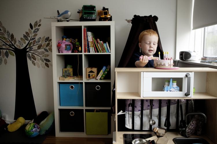ULYKKE. Tre-årige Magnus slap med en flænge i baghovedet efter han faldt ned på skinnerne på vej ind i et tog med sin mor og lillesøster. 