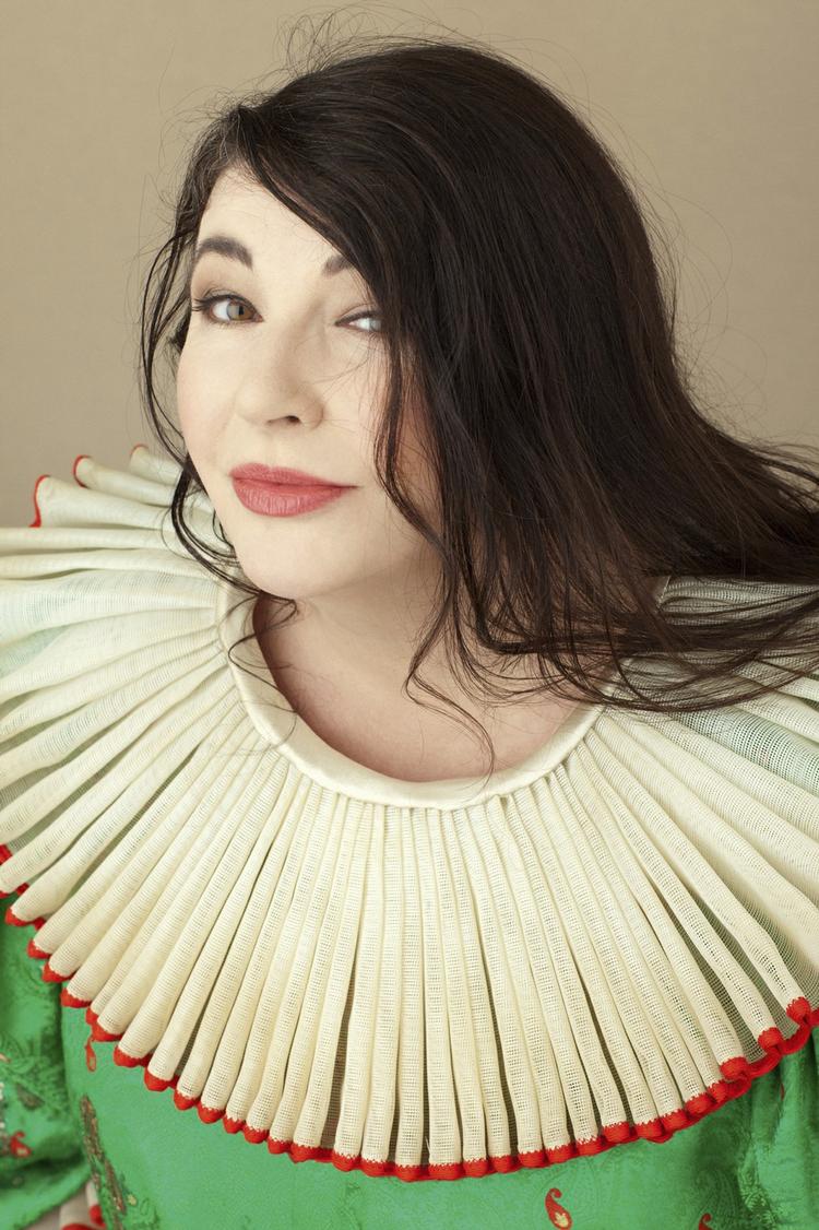 Tilbagetrukket. Siden hun i 1978 har Kate Bush kun turneret én gang; der er langt mellem udgivelserne, og interview giver hun sjældent. 