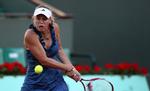 Storfavorit. Caroline Wozniacki gør klar til at returnere en bold til japanske Kimiko Date-Krumm i 1. runde af French Open. I dag møder hun sin næsten-navnesøster. 