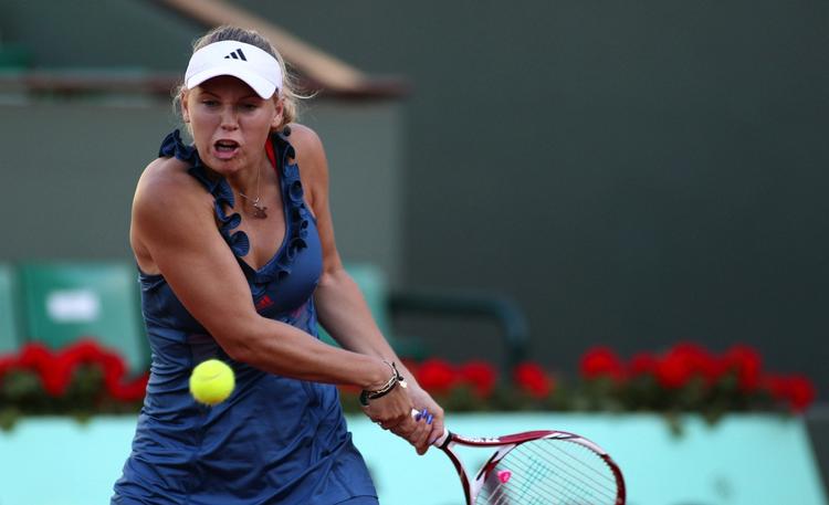 Storfavorit. Caroline Wozniacki gør klar til at returnere en bold til japanske Kimiko Date-Krumm i 1. runde af French Open. I dag møder hun sin næsten-navnesøster. 