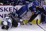 flyvende. Jannik Hansen fra Vancouver Canucks fældes af San Jose Sharks' Ian White i semifinaleseriens femte kamp, hvor Vancouver-holdet sikrede sig finalebilletten. 