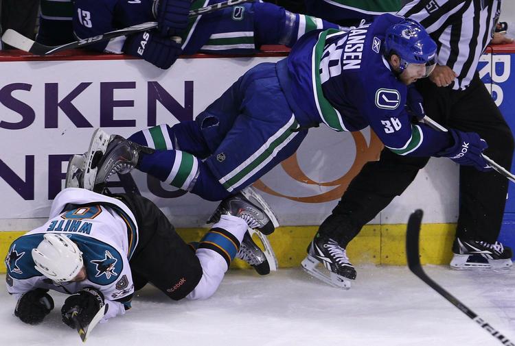 flyvende. Jannik Hansen fra Vancouver Canucks fældes af San Jose Sharks' Ian White i semifinaleseriens femte kamp, hvor Vancouver-holdet sikrede sig finalebilletten. 