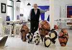 entertainer Sådan beskriver Per Arnoldi sig selv, og hans 'underholdning' har mange udtryk: Maleri, keramik, skulptur, farvesætning, formgivning og tv-vært.