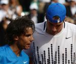 tæt. Rafael Nadal blev presset til det yderste af manden, der sejrede i verdens længste tenniskamp ved Wimbledon, John Isner (th). 