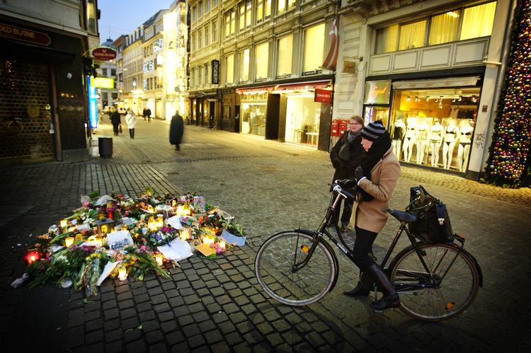 TRYGHED. Mange beboere i København føler sig utrygge og frygter vold og kriminalitet i deres bydel - især om natten. Her markerer blomsterbuketter gerningsstedet, hvor en 19-årig mand blev stukket ihjel af unge, der ville have hans hue. 