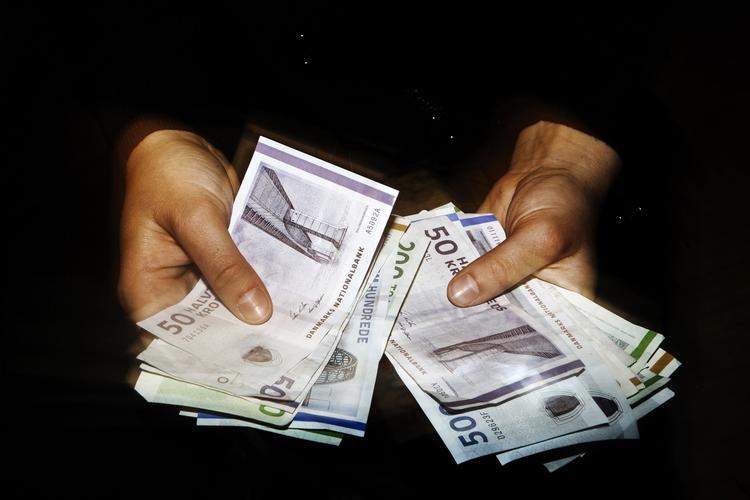 Pensionsselskaberne trækker administrationsgebyret direkte på kundens forsikring, mens de skjulte gebyrer hovedsagelig er investeringsomkostninger og fortjeneste til selskabet. 