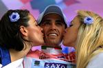 sejrkys. Alberto Contador må være ved at vænne sig til kyssene på podiet i Giro d'Italia. 