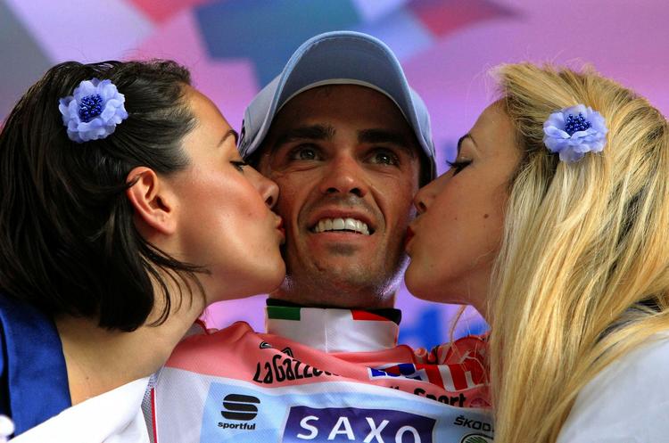sejrkys. Alberto Contador må være ved at vænne sig til kyssene på podiet i Giro d'Italia. 