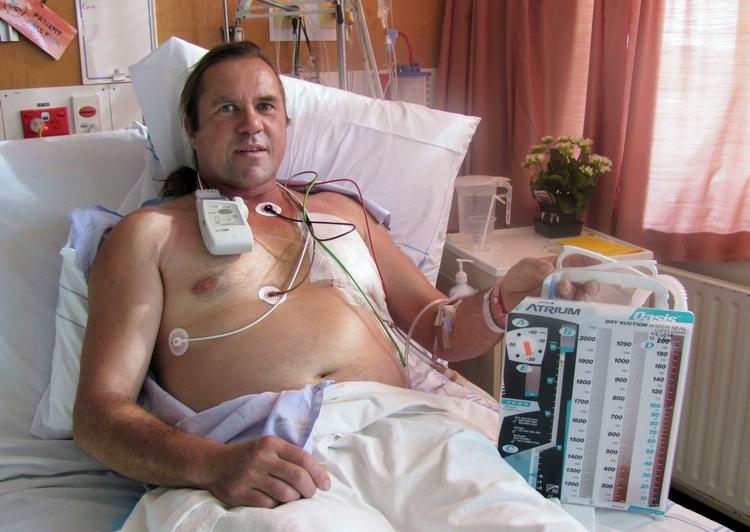 ARBEJDSULYKKE. Steven McCormack behandles for særpræget uheld, hvor hans legeme blev fyldt med trykluft. 