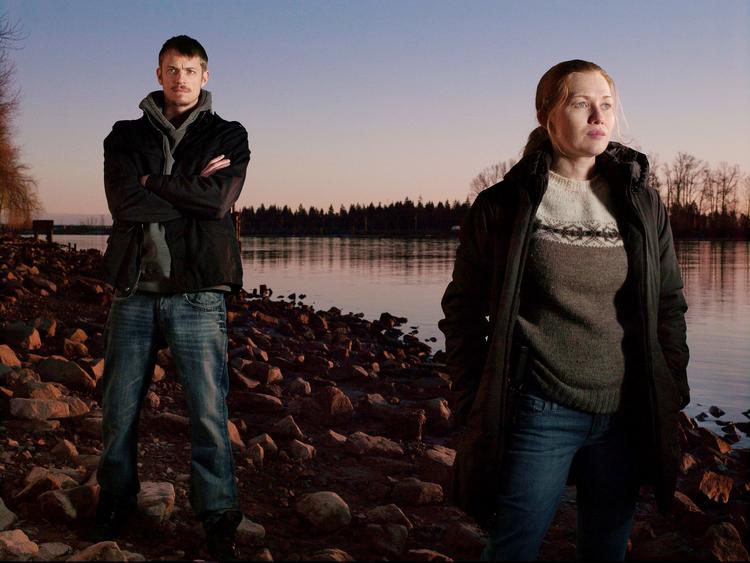 Populær. Den amerikanske version af 'Forbrydelsen' hedder 'The Killing', og Sarah Lund hedder Sarah Linden. Nu skal den danske version udgives som roman på et internationalt forlag. 