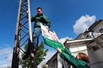 Valgforstoppelse. Når først valget er udskrevet, går det stærkt – også med at hænge valgplakater op, som her de konservatives Rasmus Jarlov, som forleden øvede sig i at sætte sit kontrafej op. Men hvis medierne stopfodrer os med valghistorier, risikerer vi at blive lede og kede af valget, inden det overhovedet har fundet sted, lyder advarslen. 