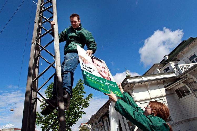 Valgforstoppelse. Når først valget er udskrevet, går det stærkt – også med at hænge valgplakater op, som her de konservatives Rasmus Jarlov, som forleden øvede sig i at sætte sit kontrafej op. Men hvis medierne stopfodrer os med valghistorier, risikerer vi at blive lede og kede af valget, inden det overhovedet har fundet sted, lyder advarslen. 