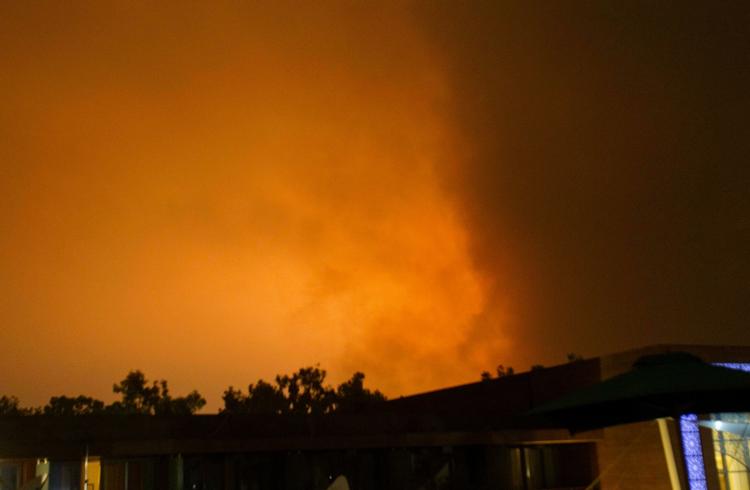 Ild. Himlen over Tripoli efter en heftig nat med bombninger af den libyske hovedstad. 