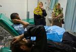 Ofre. Sårede mænd på hospitalet efter luftangreb i Libyen tidligt tirsdag. Samme aften angreb Nato igen. 
