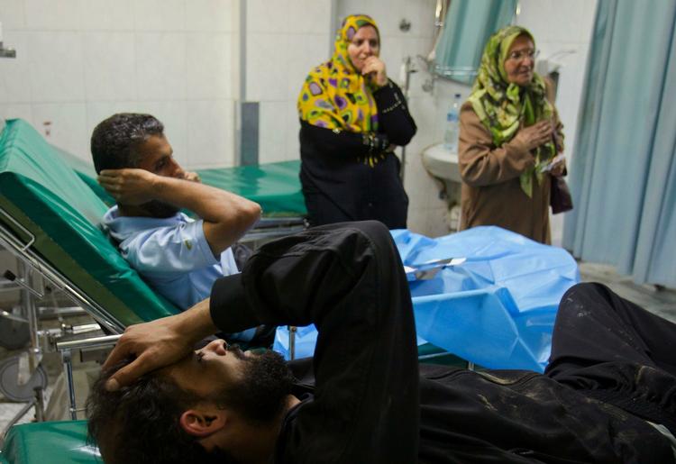 Ofre. Sårede mænd på hospitalet efter luftangreb i Libyen tidligt tirsdag. Samme aften angreb Nato igen. 