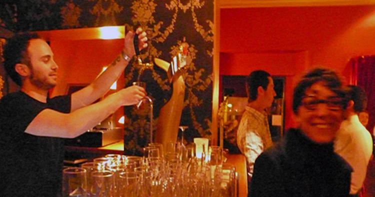 RUSSER for en aften. Med vodka, blinis og røde velourgardiner på Bar 1917 får du en dejlig aften i Madrid. 