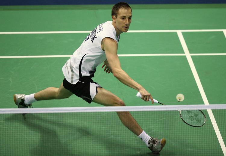 comeback. Bagud 14-19 i tredje sæt leverede Peter Gade et flot comeback, overlevede en matchbold ved 19-20 og besejrede Hyun Il Lee med 15-21, 21-18, 22-20. 