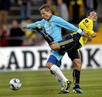 ballet. Nicolai Stokholm (tv.) og Mike Jensen (th.) havde mange dueller på midtbanen på Brøndby Stadion. 
