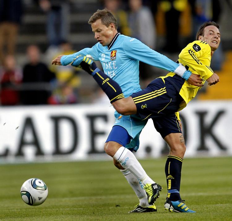 ballet. Nicolai Stokholm (tv.) og Mike Jensen (th.) havde mange dueller på midtbanen på Brøndby Stadion. 