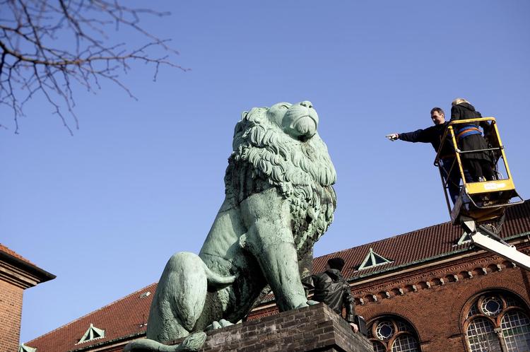Krigsbytte. Istedløven blev oprindelig skabt til minde om de faldne danskere i slaget på Isted Hede i 1850 under Treårskrigen, men efter nederlaget i 1864 flyttede tyskerne den til Berlin som krigsbytte. 