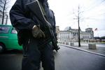 Terrorfrygt. En bevæbnet tysk politimand patruljerer foran rigsdagsbygningen i Berlin i november 2001, hvor Tyskland var i højt terrorberedsskab. 