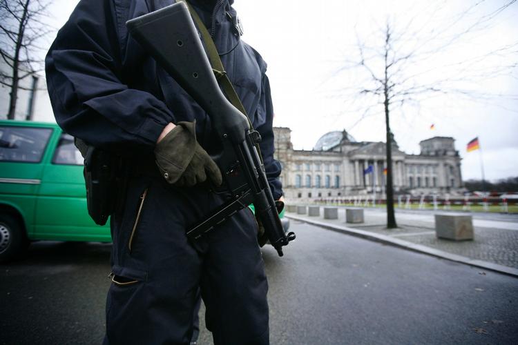 Terrorfrygt. En bevæbnet tysk politimand patruljerer foran rigsdagsbygningen i Berlin i november 2001, hvor Tyskland var i højt terrorberedsskab. 