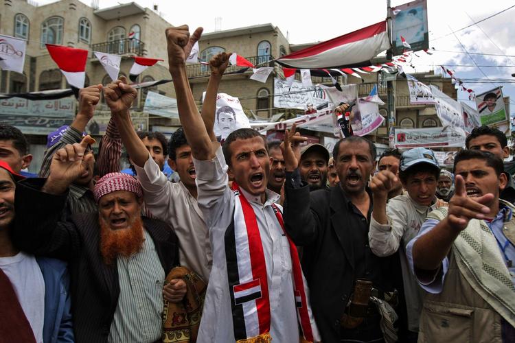 Modstand. Demonstranter råber slagord mod Libyens regering. 