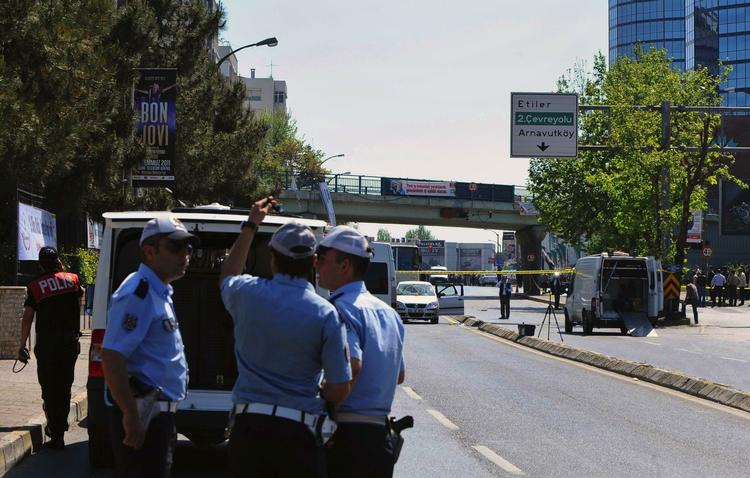 Angreb. Tyrkiske politi ved stedet, hvor bomben sprang i Istanbul. 