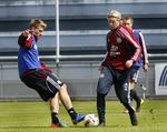 afbud. Nicklas Bendtner (tv.) vil ikke, Simon Kjær (th.) må ikke, så Christian Eriksen (i baggrunden) bliver eneste danske VM-spiller ved EM for U21. 