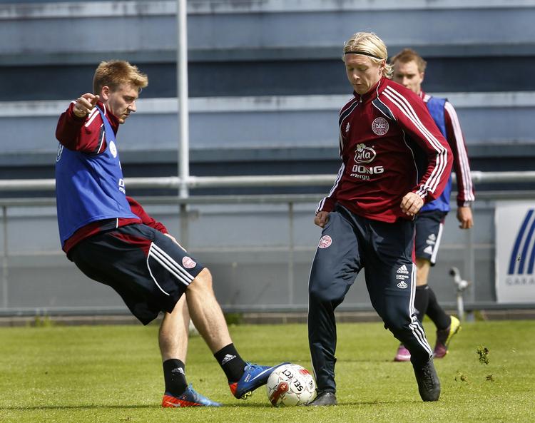 afbud. Nicklas Bendtner (tv.) vil ikke, Simon Kjær (th.) må ikke, så Christian Eriksen (i baggrunden) bliver eneste danske VM-spiller ved EM for U21. 