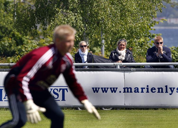 tilskuere. Ved onsdagens træning i Helsingør havde Kasper Schmeichel kæresten Stine, mor Bente og far Peter med som tilskuere. 